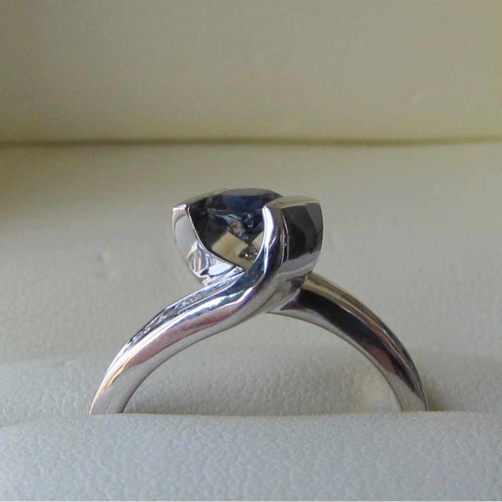 Blue sapphire and diamond baguettes ring - Picture 3 of 7